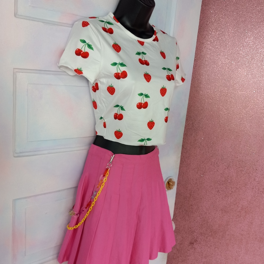 ⭐️Kawaii AF cherry & strawberry bodycon crop top! Nwt so cute! SOLD OUT ONLINE - Picture 4 of 9